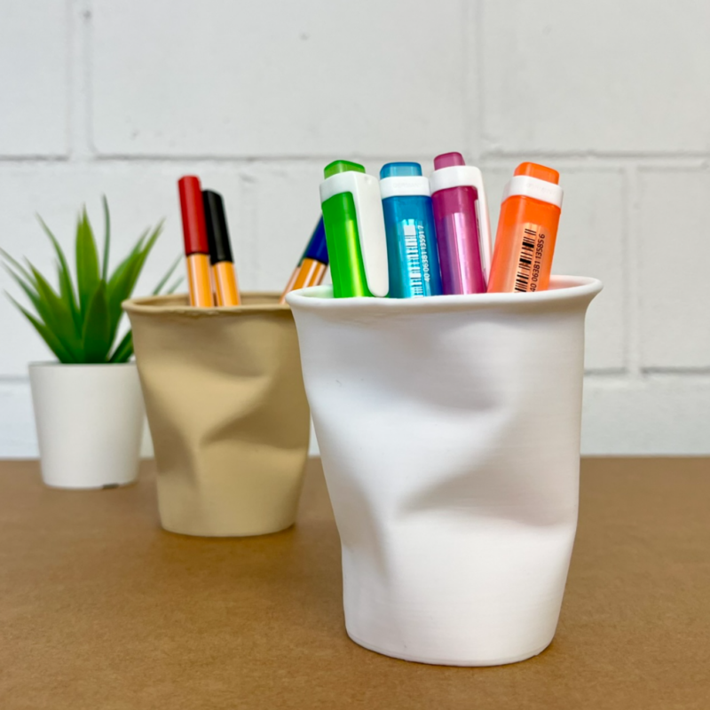 Vaso de papel arrugado