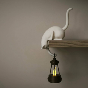 Gancho de estante con forma de gato y farol
