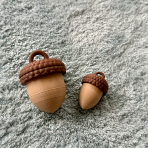 Bellota colgante con compartimento secreto
